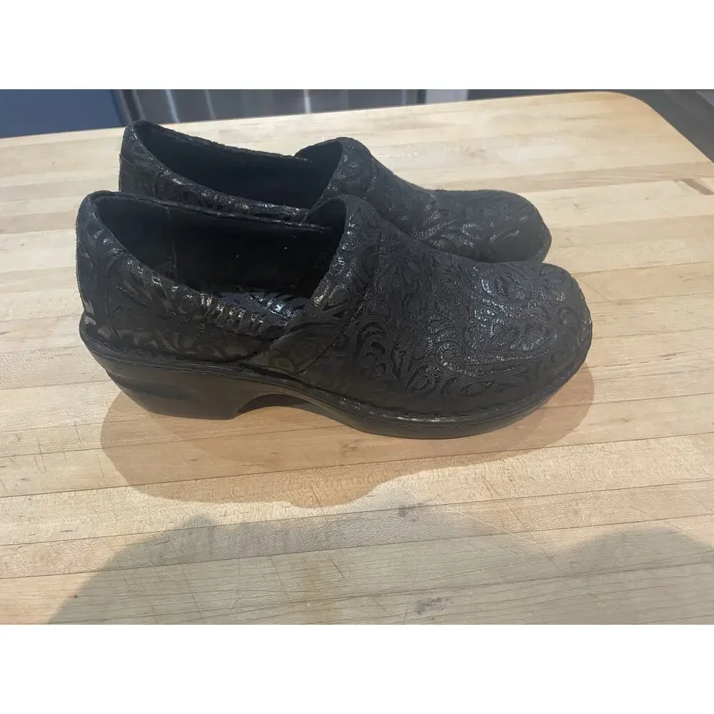 BOC Born Concept Women’s Size 9 Black Embossed Leather Comfort Clogs Shoes Nurse